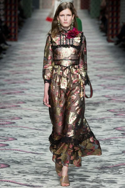 Look 10